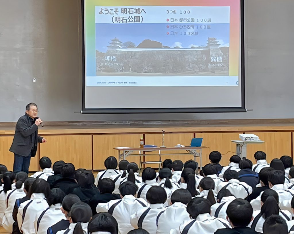 母校の中学校で講演を行う山本さん　　（提供：ぶらり子午線観光ガイド連絡会）