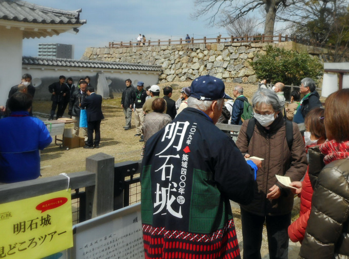 2019年明石城築城400年特別ガイドの様子　　（提供：ぶらり子午線観光ガイド連絡会）