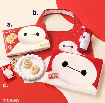「Disney SWEETS COLLECTION by 東京ばな奈」より、a.「ベイマックスアップルケーキ 8個入」（1760円）、b.「ベイマックスエコバッグ」（1201円）、c.「ベイマックスクリアポーチ」（880円）
