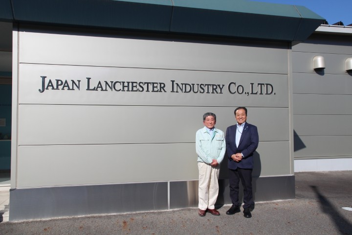 日本ランチェスター工業株式会社（神戸市北区）、代表取締役社長の新垣健さん（写真左）、ラジオ関西パーソナリティの三上公也氏