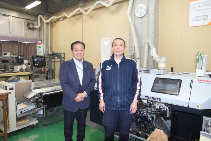 有限会社ダイカイ村井製本所（神戸市兵庫区）、取締役の村井広治さん（写真右）、ラジオ関西パーソナリティの三上公也氏