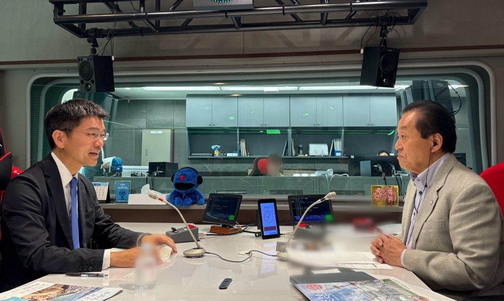 「地方経済の強いところに人は集まる」今後の展望について語る洲本市・吉平市長（左）とパーソナリティの三上公也氏（右