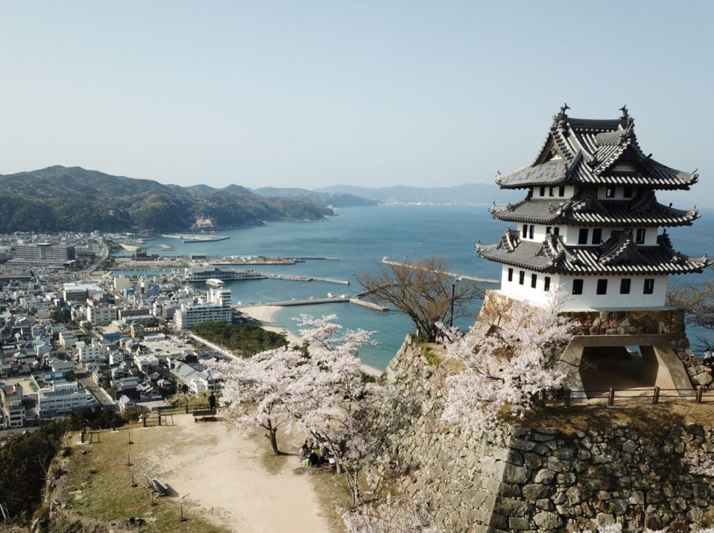 洲本城跡からの美しい眺望　青い海と街並みを一望できる（顔図提供：洲本市）