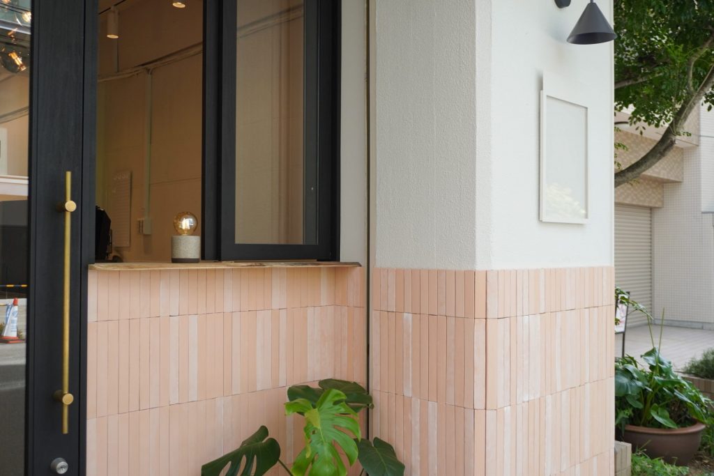 通りに面したスペースはカフェとしても営業　提供：株式会社RAWCREW