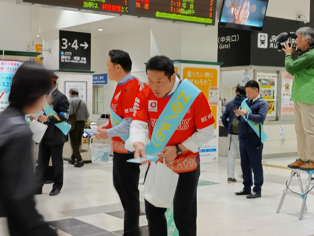 「NO！チカン」を呼び掛ける　コベルコ神戸スティーラーズの元選手