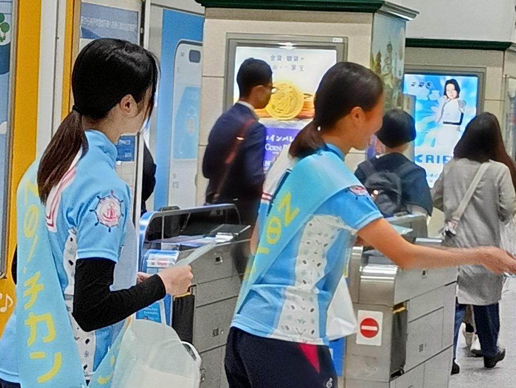 「NO！チカン」を呼び掛ける神戸ファストジャイロの選手たち