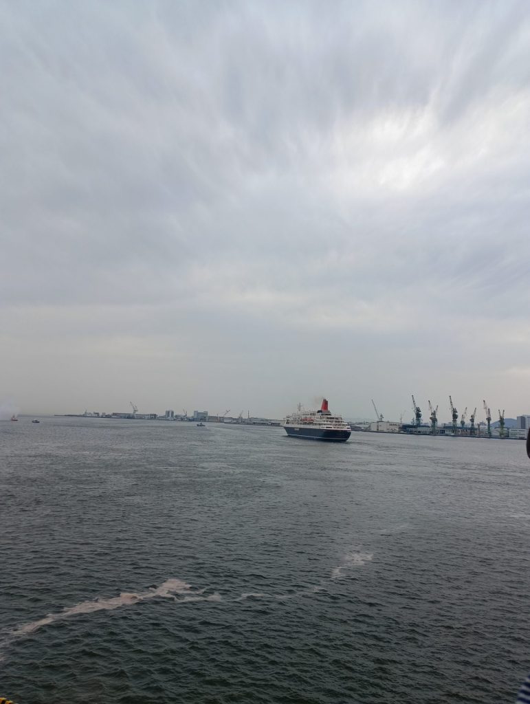 出港するにっぽん丸（6日）