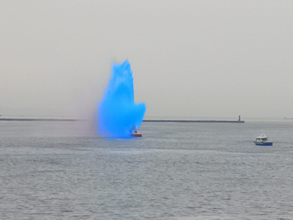 歓送放水する神戸市消防艇
