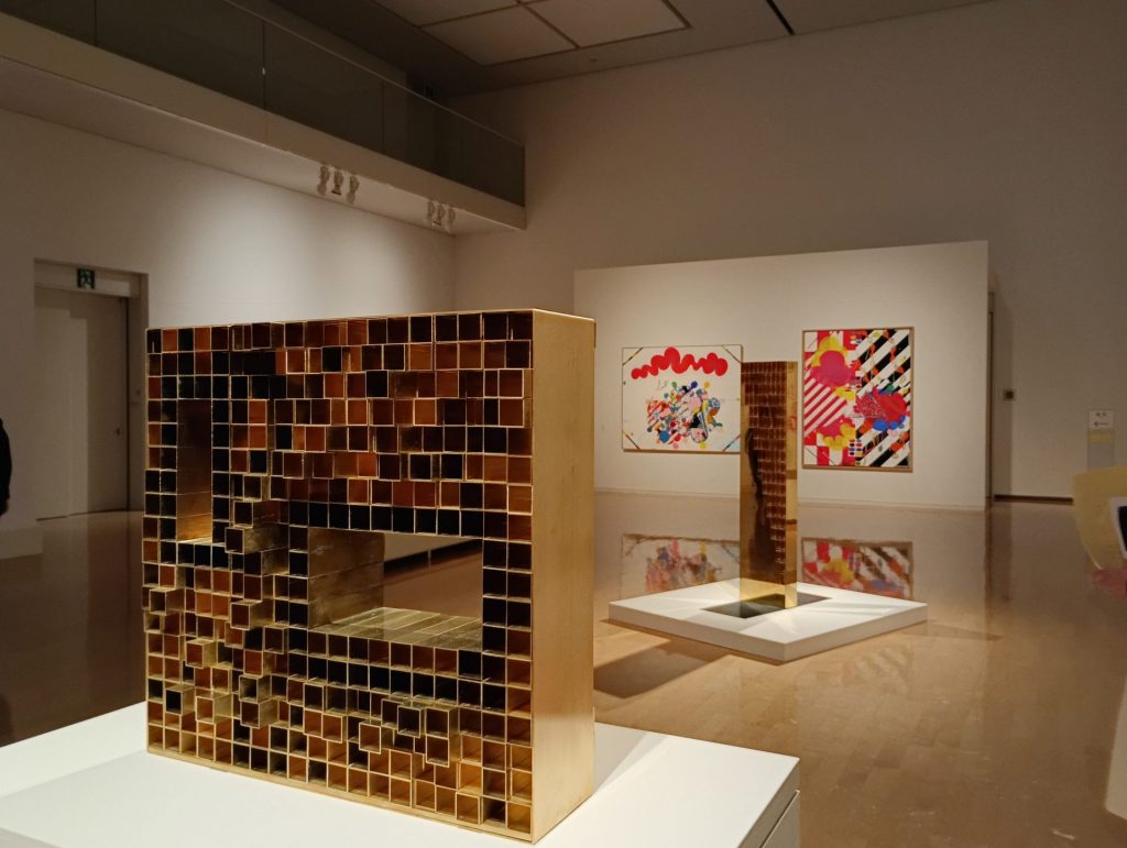 展示風景（写真左：宮脇愛子『作品』1967年）