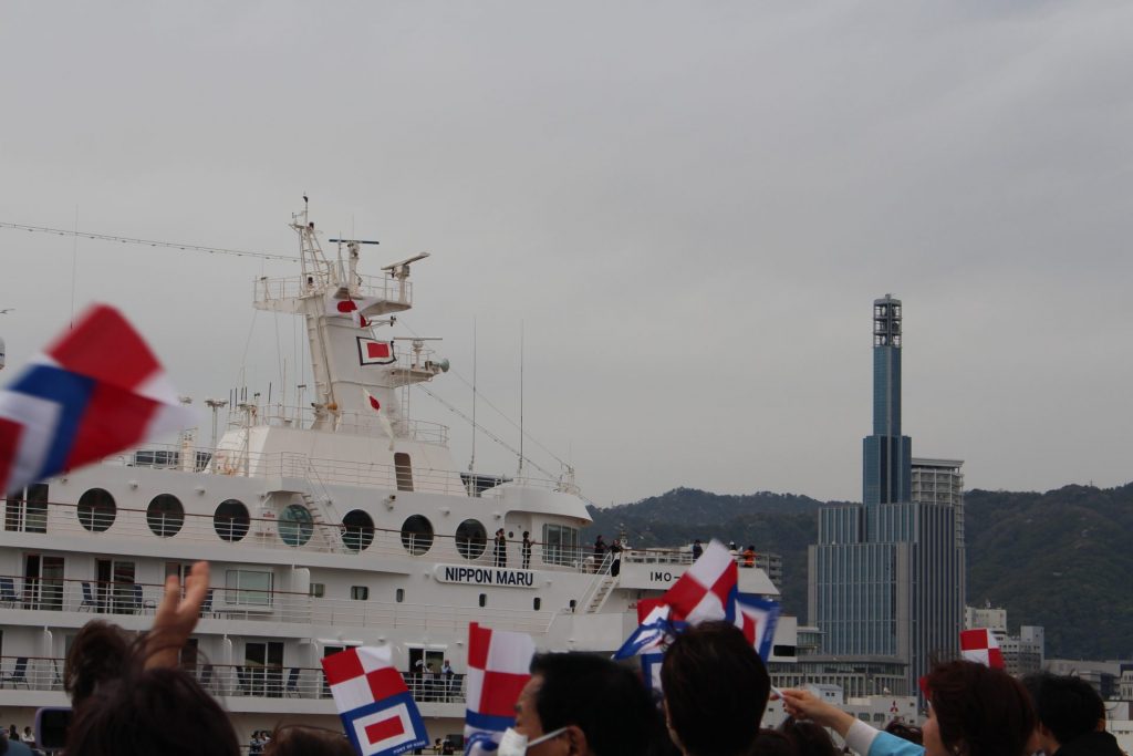 出港するにっぽん丸　（6日　神戸ポートターミナル