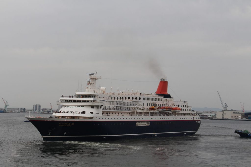 出港するにっぽん丸　（6日　神戸ポートターミナル