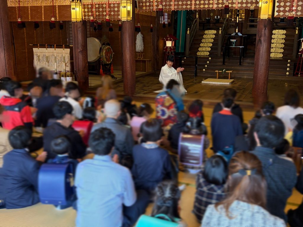 参拝をする子供たち