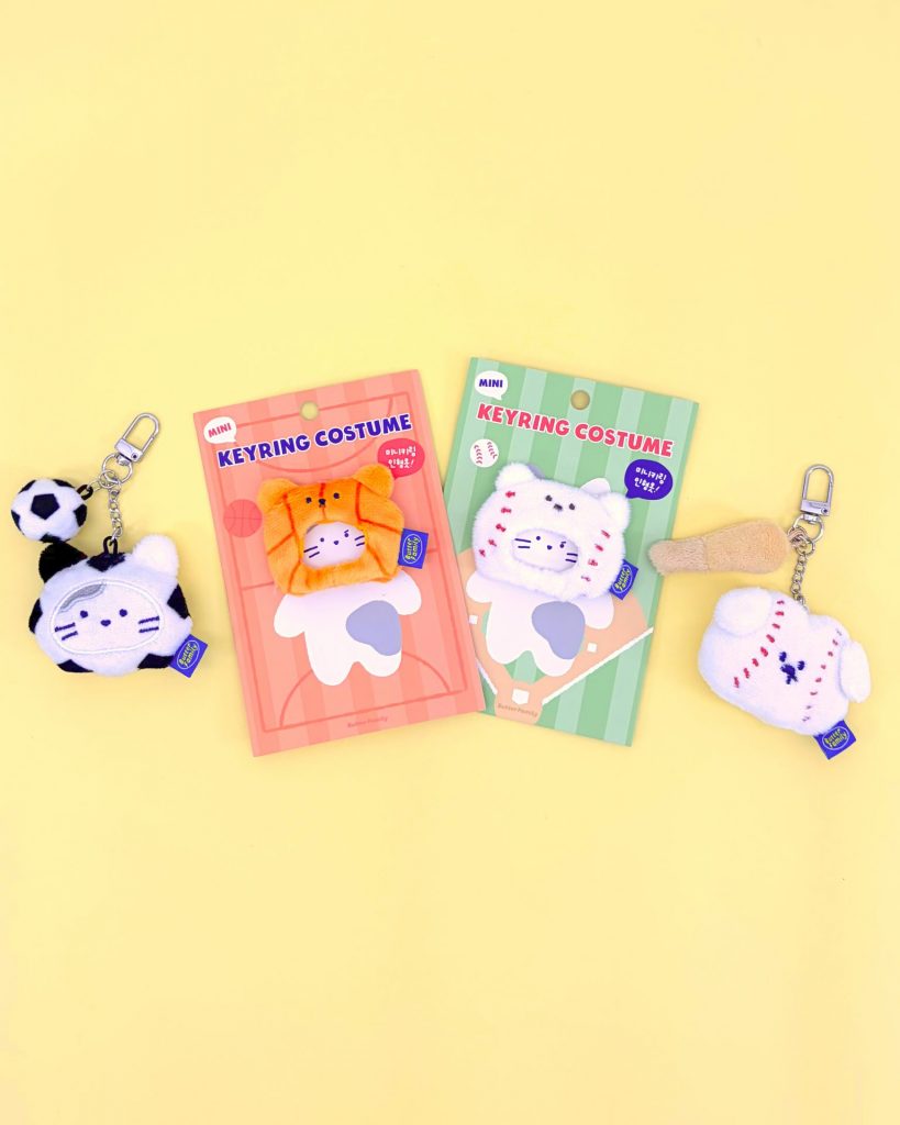 「プレイ ミニ キーホルダー」（各1210円）、「プレイ ミニキーホルダー コスチューム」（各1210円）