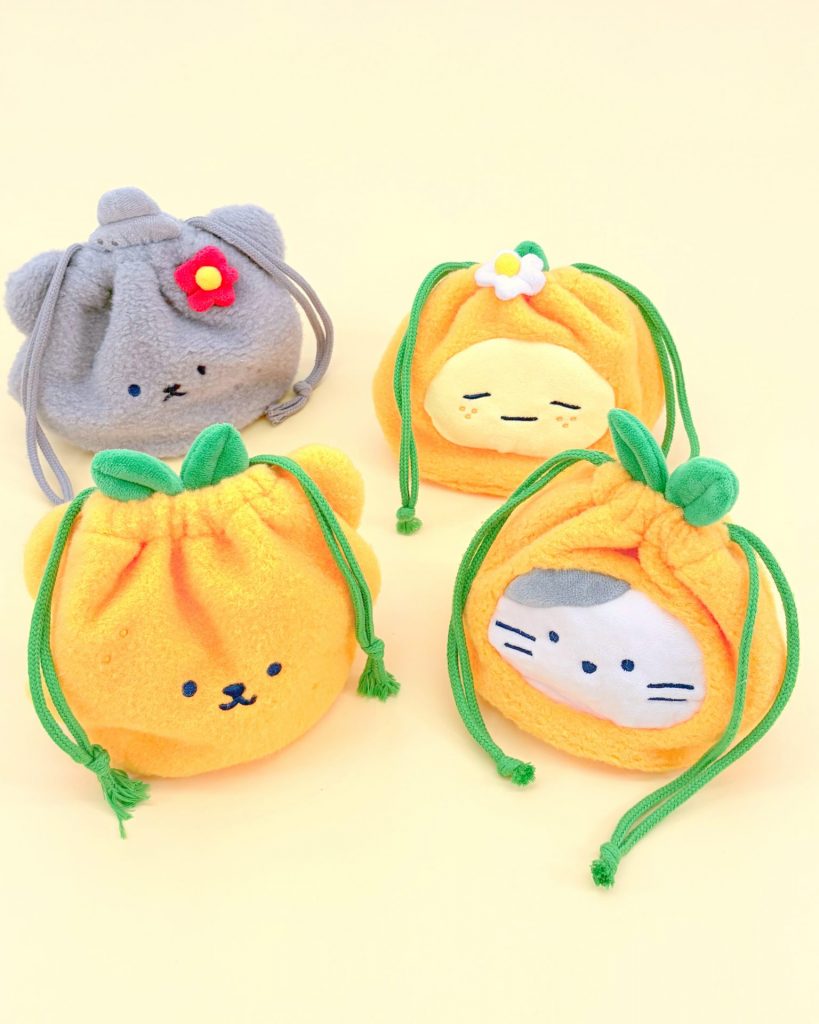 「フェイス巾着ポーチ」（各2090円）