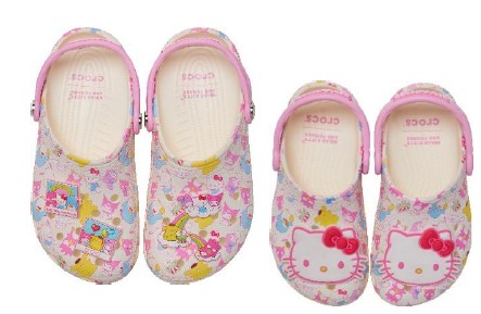 「ハローキティ アンド フレンズ パステル クラシック クロッグ」（22〜31cm・9900円、キッズサイズ・18〜21cm・7700円、トドラーサイズ・14〜17.5cm・7150円）　(C) 2026 SANRIO CO., LTD. APPROVAL NO. L670993
