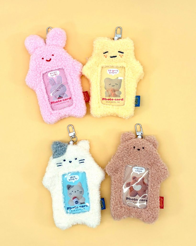 「ふわふわ フォトカード キーホルダー」（各1518円）