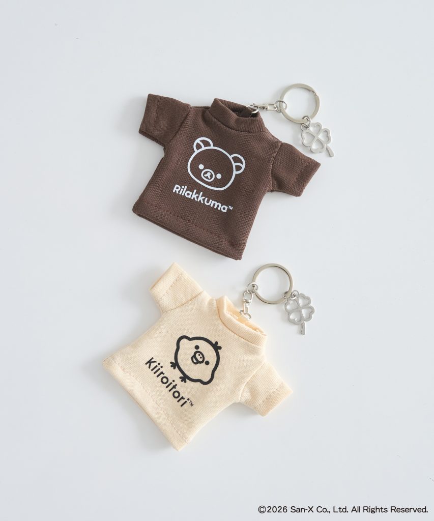 「リラックマ×earth Tシャツモチーフキーホルダー」(アイボリー・ブラウン 1980円)