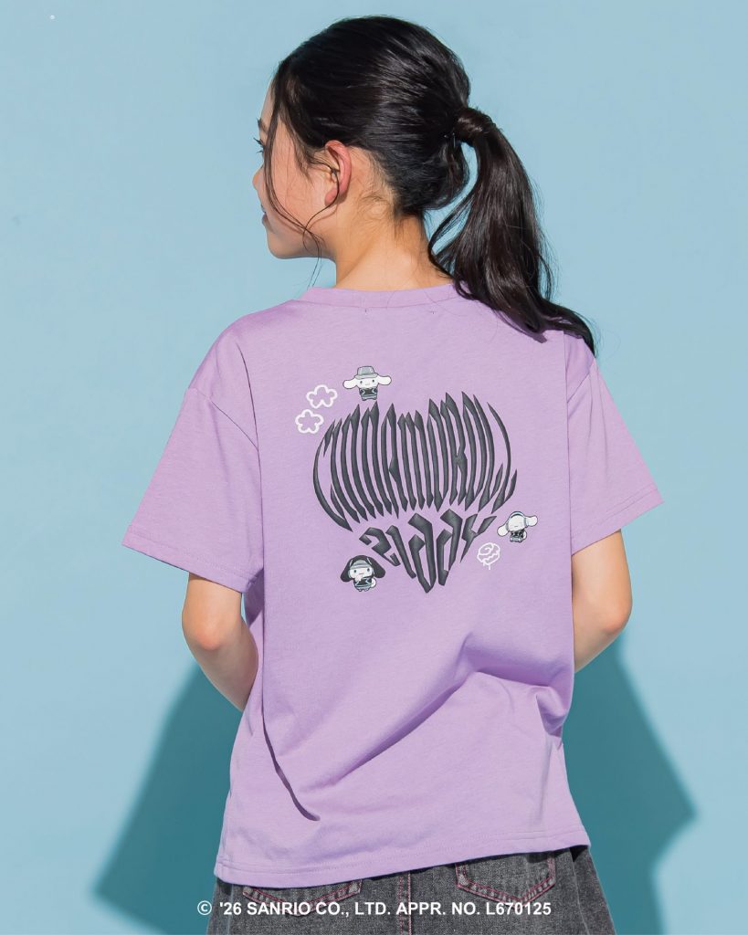 【シナモロール】バックハート半袖Tシャツ」（3630円）　(C)2026 SANRIO CO., LTD. APPROVAL NO. L670125