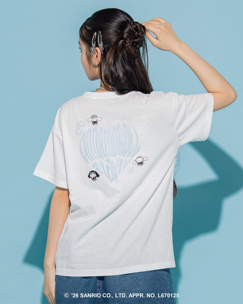 【シナモロール】バックハート半袖Tシャツ」（3630円）　(C)2026 SANRIO CO., LTD. APPROVAL NO. L670125