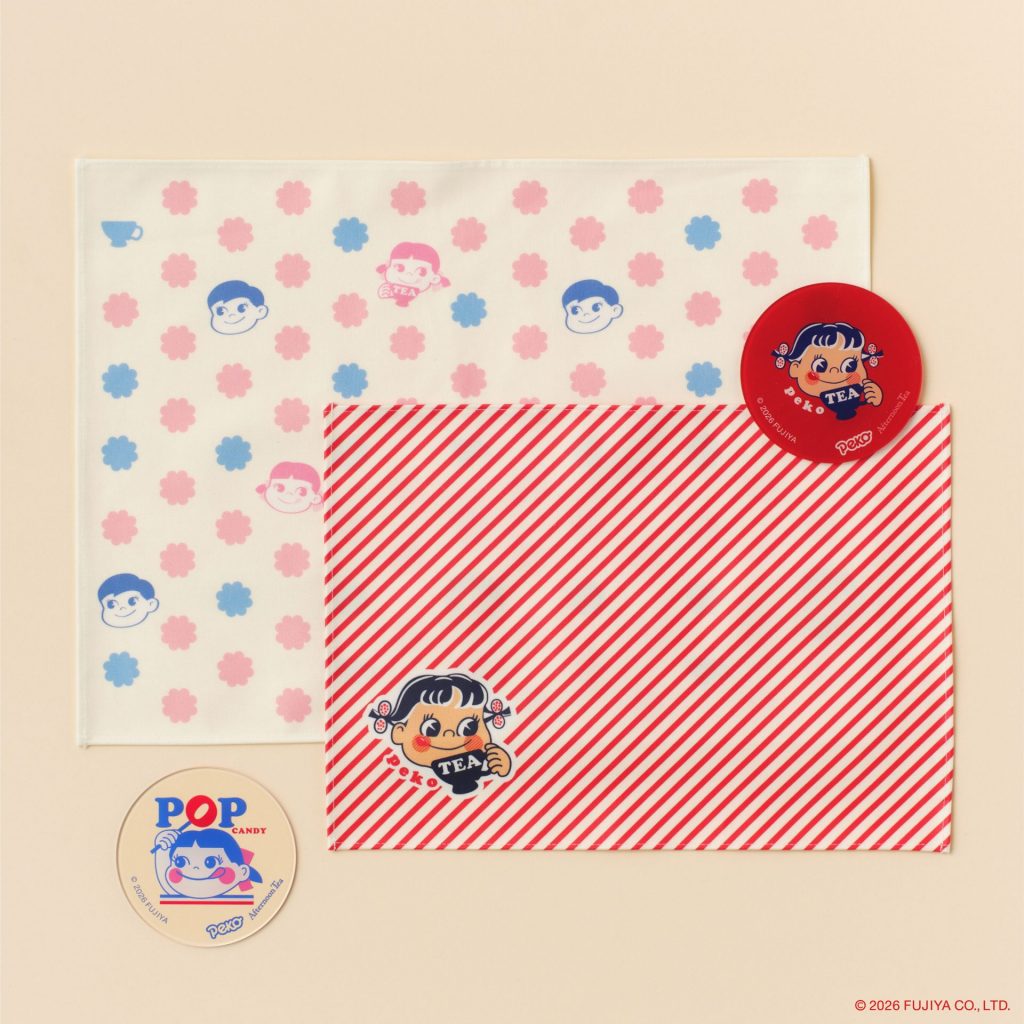 「ランチョンマット（ピンク）」（1320円）、「ランチョンマット（レッド）」（1100円）、「アクリルコースター」（各990円）