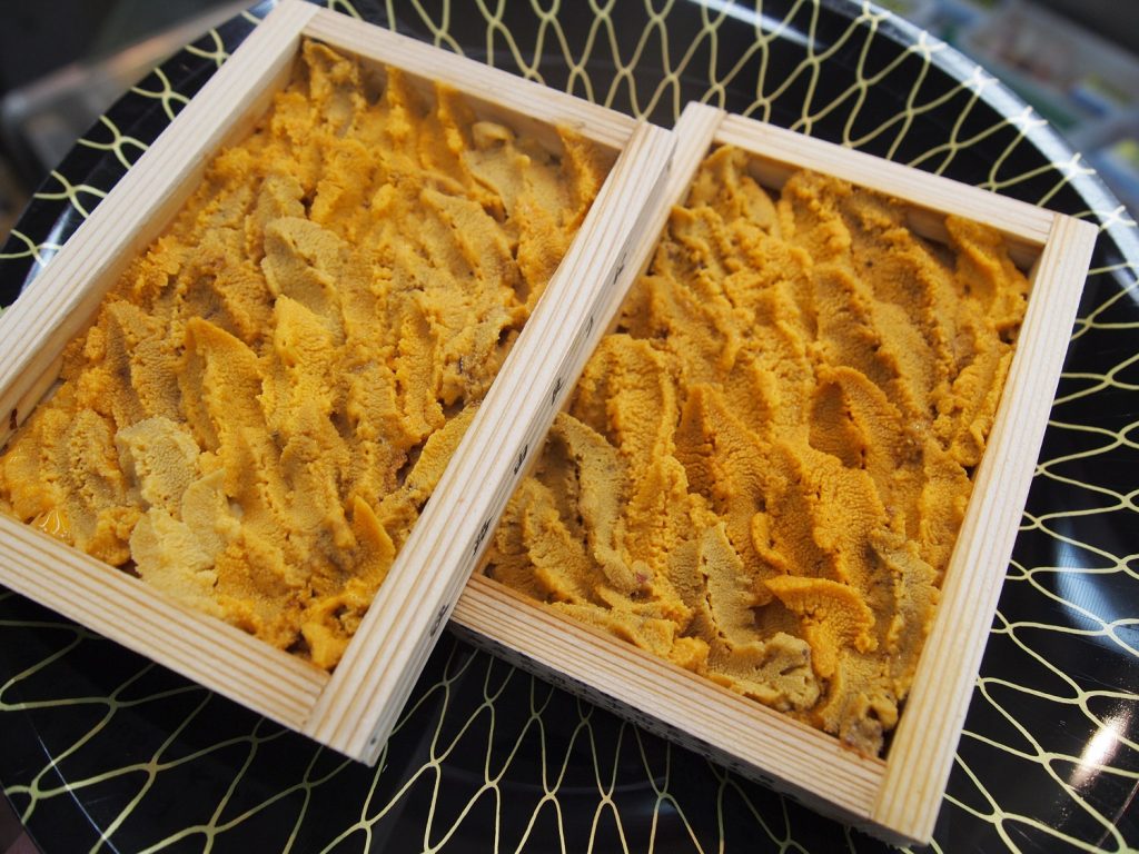 洲本市の由良港に水揚げされるウニは濃厚な旨みと甘さが特徴　