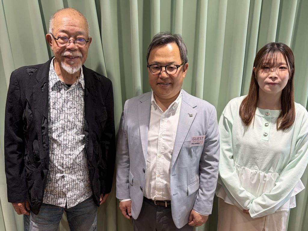 写真左：パーソナリティの谷五郎　中央：坂上建設株式会社　代表取締役の坂上功治さん　右：アシスタントの洲崎春花