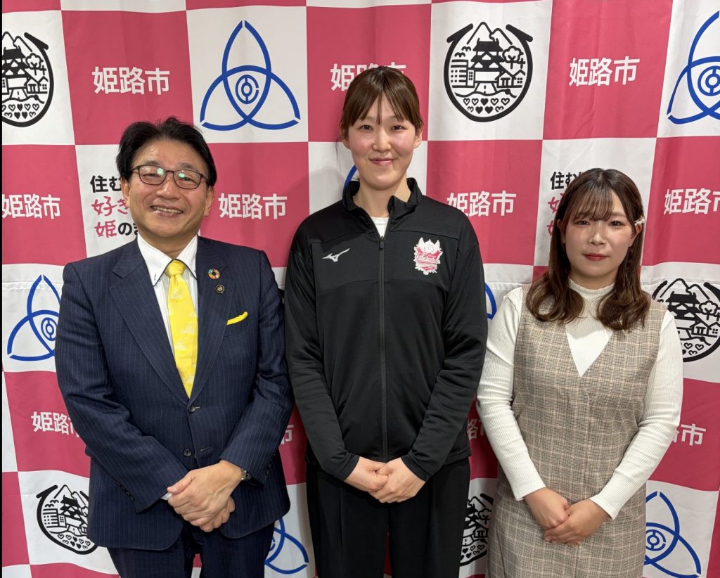写真左から：パーソナリティの清元秀泰姫路市長　ヴィクトリーナ姫路U15監督・井上愛里沙さん　ナビゲーターの洲崎春花