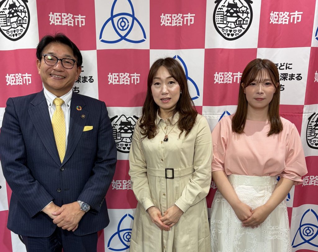 写真左から:パーソナリティの清元秀泰姫路市長 歌手の城山みつきさん ナビゲーターの洲崎春花