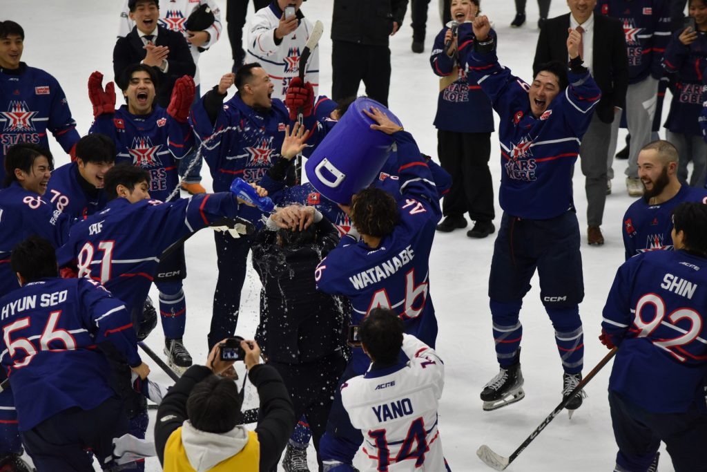 初勝利で選手たちから水の祝福を受ける黒澤氏（中央）　（2026年1月10日）