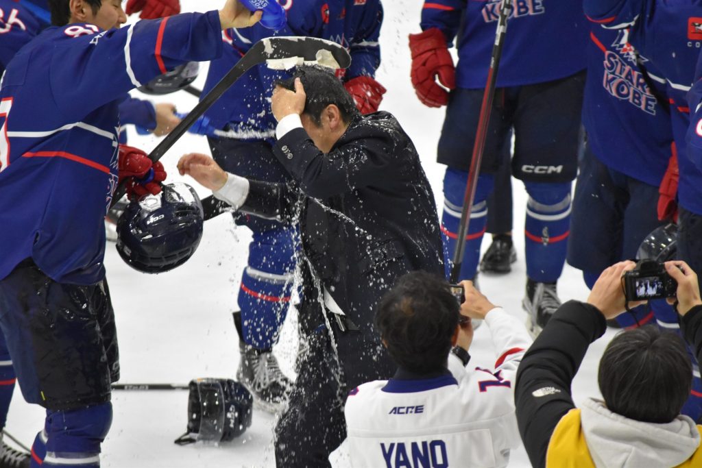 初勝利で選手たちから水の祝福を受ける黒澤氏（中央）　（2026年1月10日）