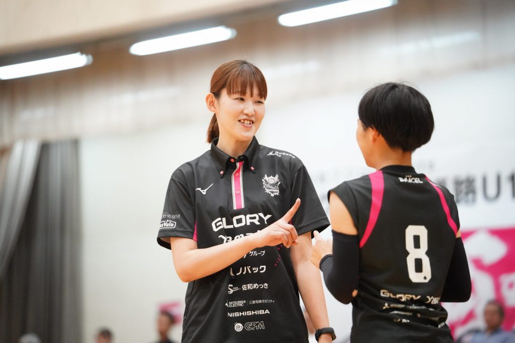 ヴィクトリーナ姫路U15で指導する井上さん　(C) VICTORINAHIMEJI