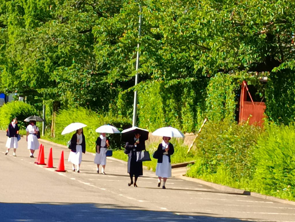 登校する生徒たち