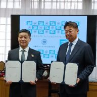 兵庫県・池田頼昭防災監（左）と兵庫県パチンコ・パチスロ協同組合・平山龍一理事長（右）