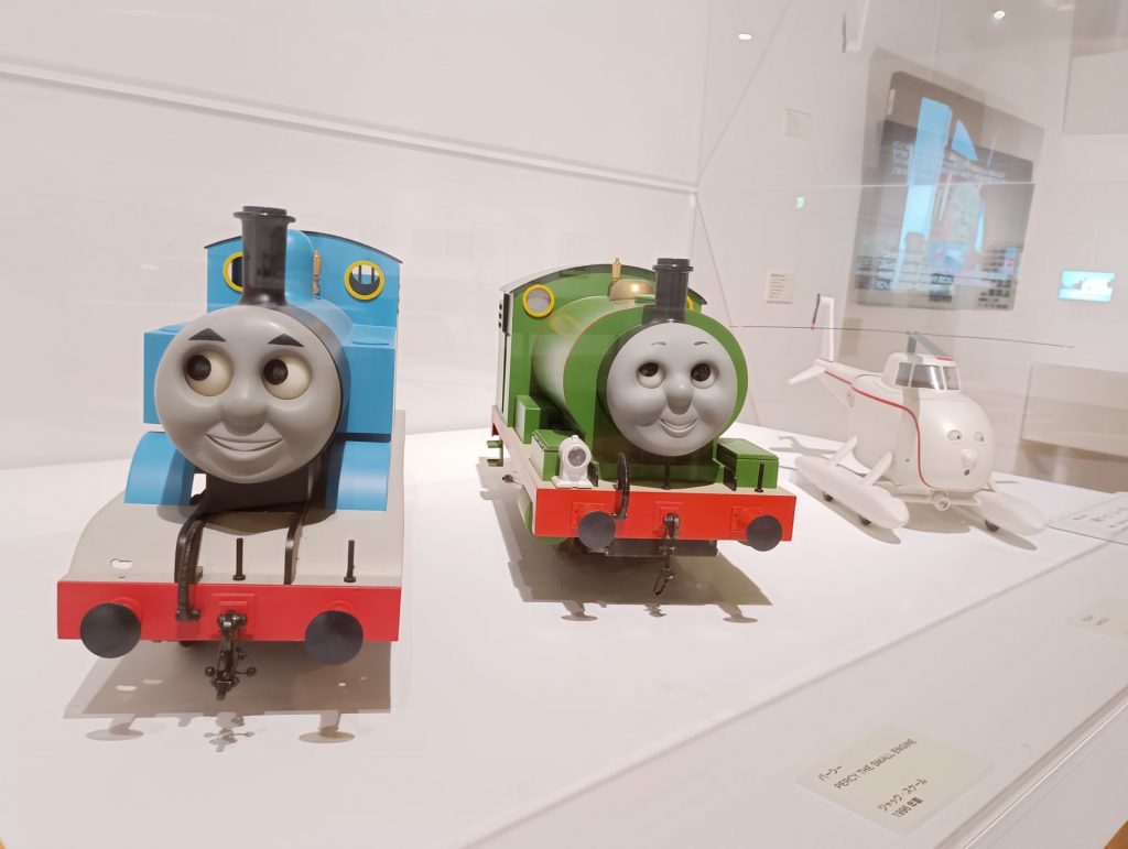 テレビシリーズ撮影で使われた模型　左から：トーマス　ジャック・スケール　1996年製　　パーシー　ジャック・スケール　1996年製　　ハロルド　1番ゲージ　2004年製