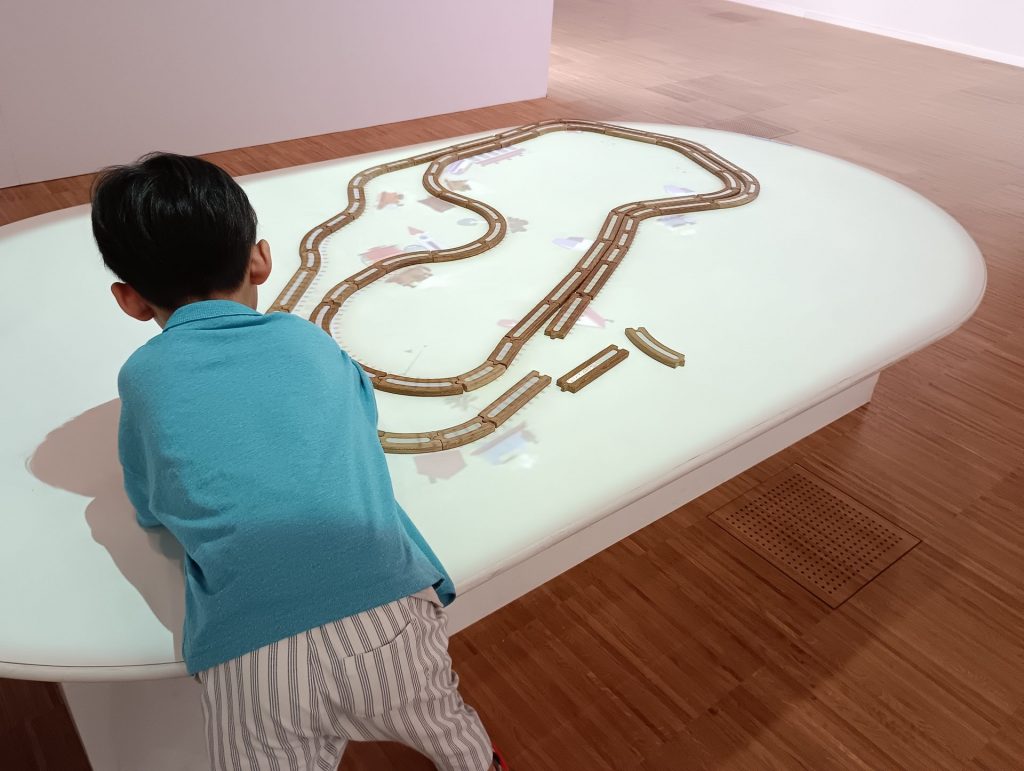 デジタルコンテンツで遊ぶこども
