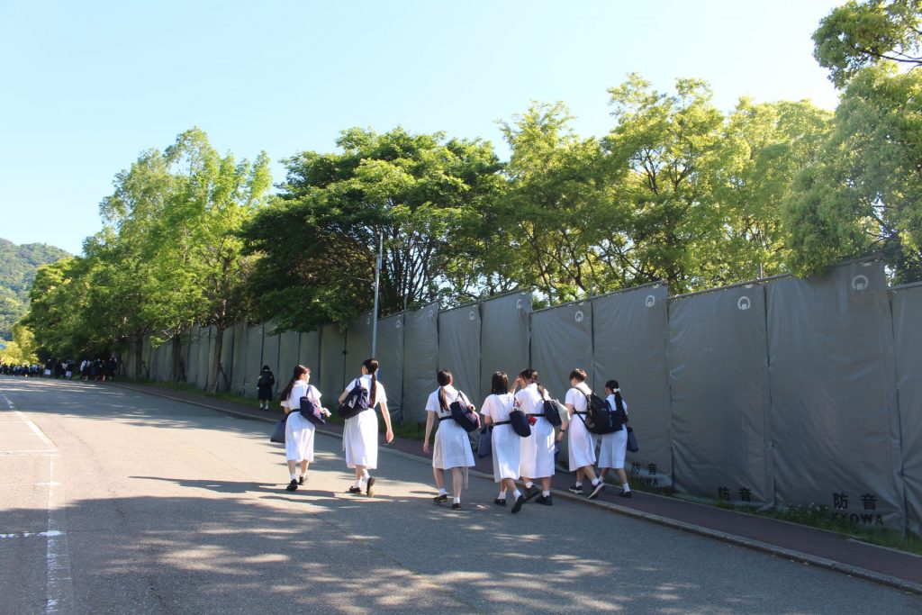 夏服で登校する生徒たち