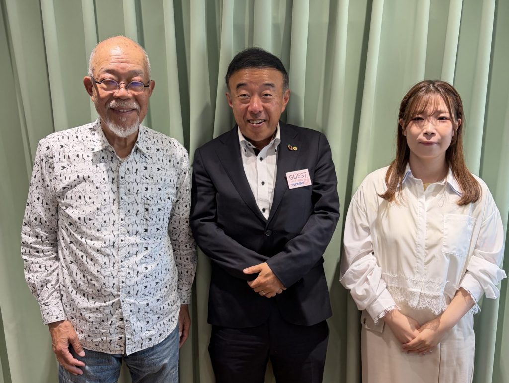 左から：パーソナリティの谷五郎　釜谷紙業株式会社・代表取締役社長の釜谷泰造さん　アシスタントの洲崎春花