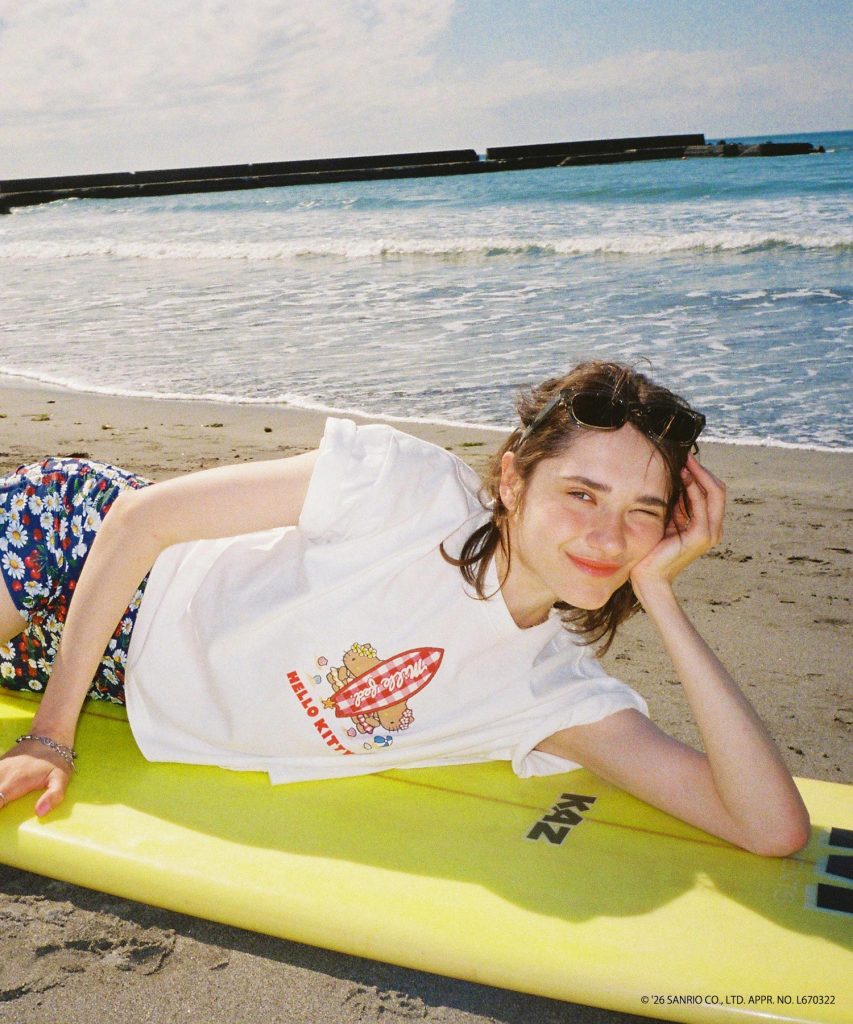 「SUN-KISSED SURF S/S TEE」（ホワイト・ブラック・6050円）