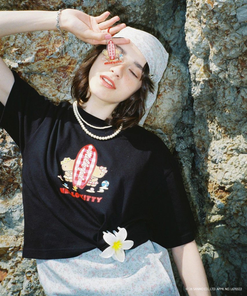 「SUN-KISSED SURF S/S TEE」（ホワイト・ブラック・6050円）