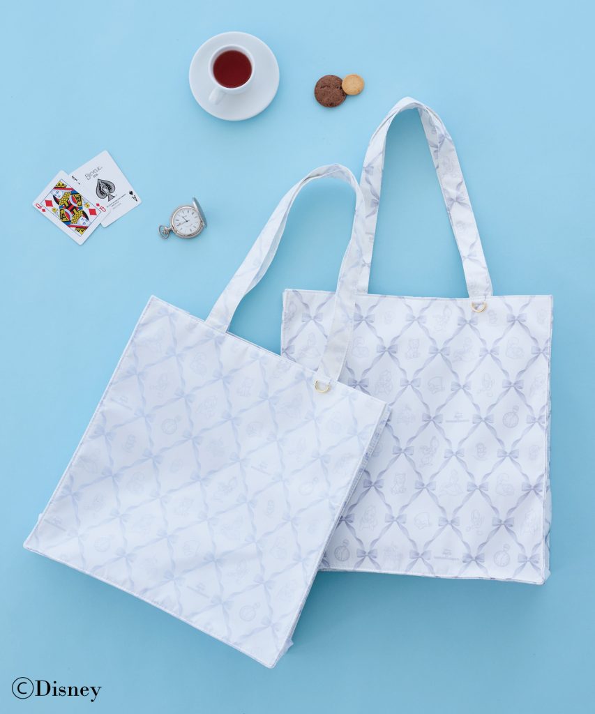 Maison de FLEUR「Alice/リボンプリントスクエアトート」（ライトブルー・ブラック・7700円）