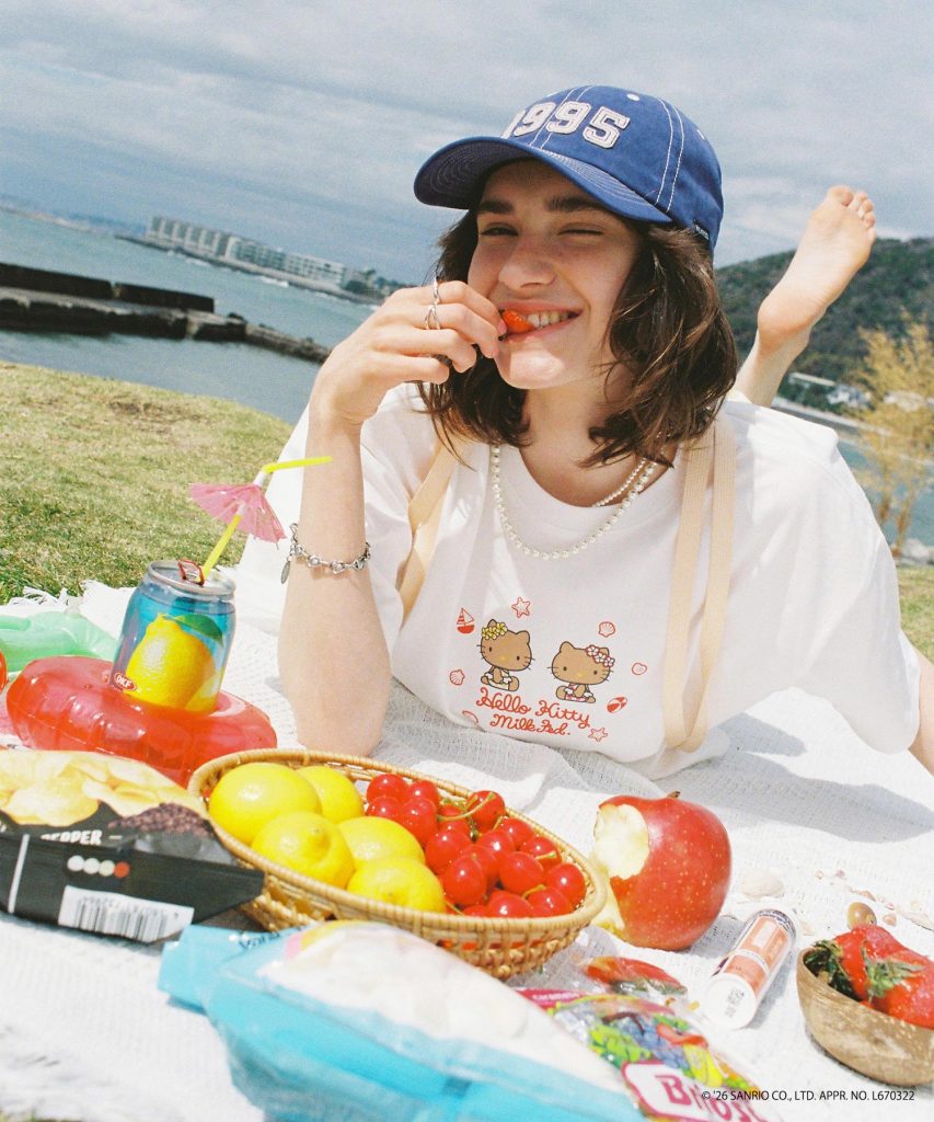 「SUN-KISSED F2F S/S TEE」（ホワイト・ブラック・6050円）