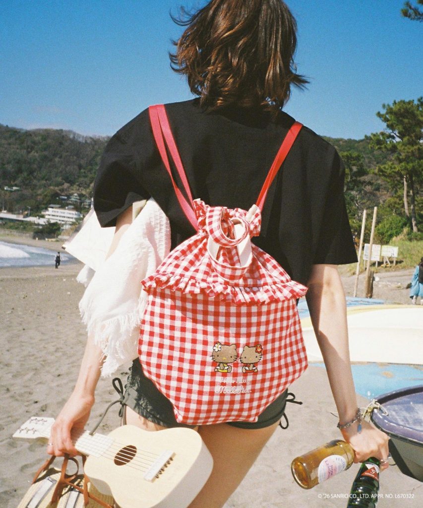 「SUN-KISSED F2F DRAWSTRING BAG」（ライトイエロー・レッド・ブラック・7700円）