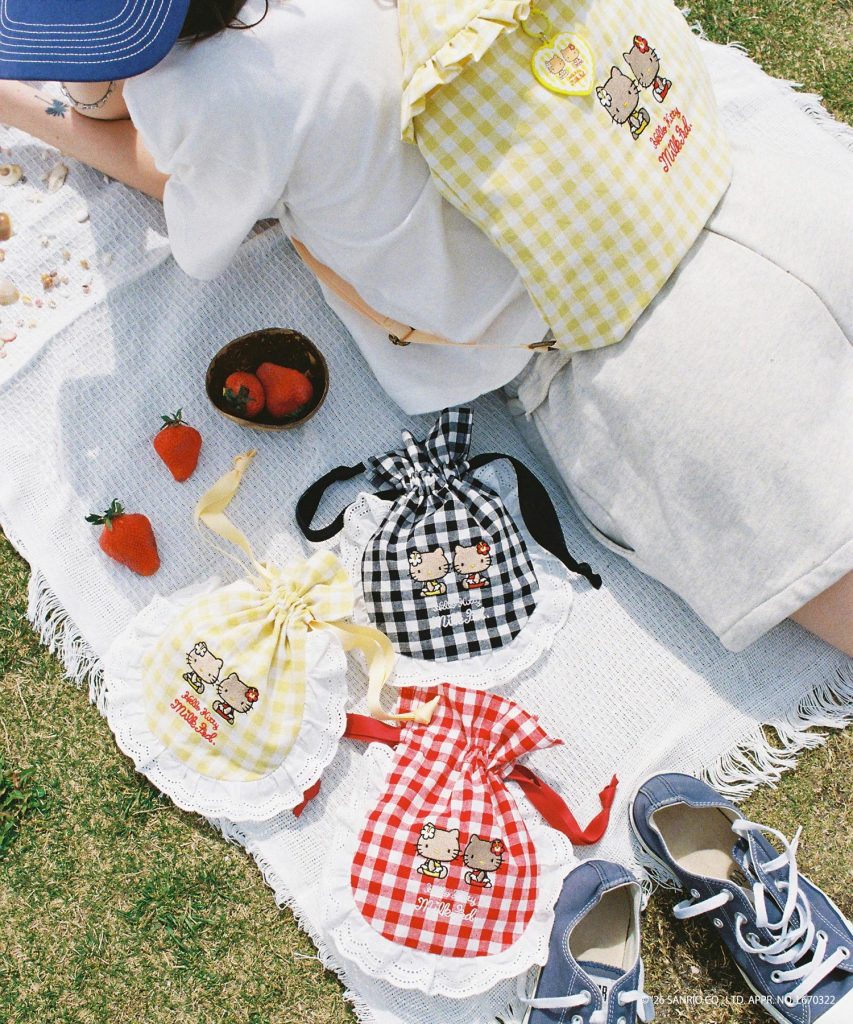 「SUN-KISSED F2F DRAWSTRING BAG」（ライトイエロー・レッド・ブラック・7700円）、「SUN-KISSED F2F DRAWSTRING POUCH」（ライトイエロー・レッド・ブラック・3960円）、「SUN-KISSED F2F KEYCHAIN」（ライトイエロー・レッド・ブラック・1980円）