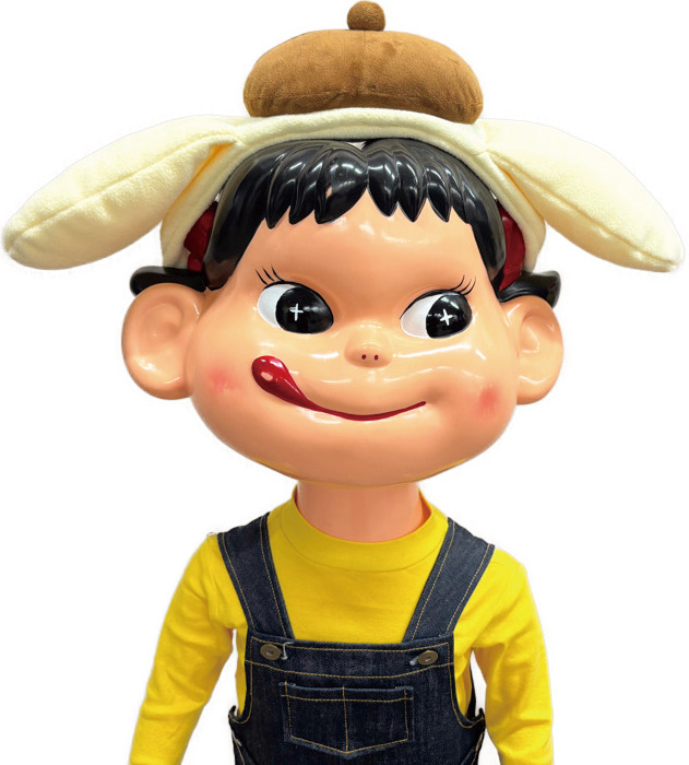 店頭ペコちゃんがポムポムプリンをイメージしたオリジナルカチューシャを着用
