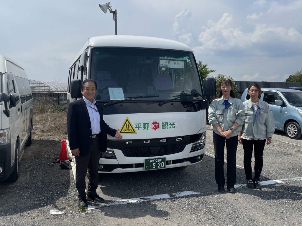 代表取締役社長・山高章子さん（写真中央）と部長・吉田佳織さん（写真右）、ラジオ関西パーソナリティの三上公也氏
