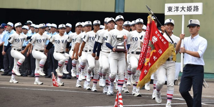 夏の高校野球兵庫大会　開会式で球児が健闘誓う　「多くの人に支えられこの舞台に立っている」