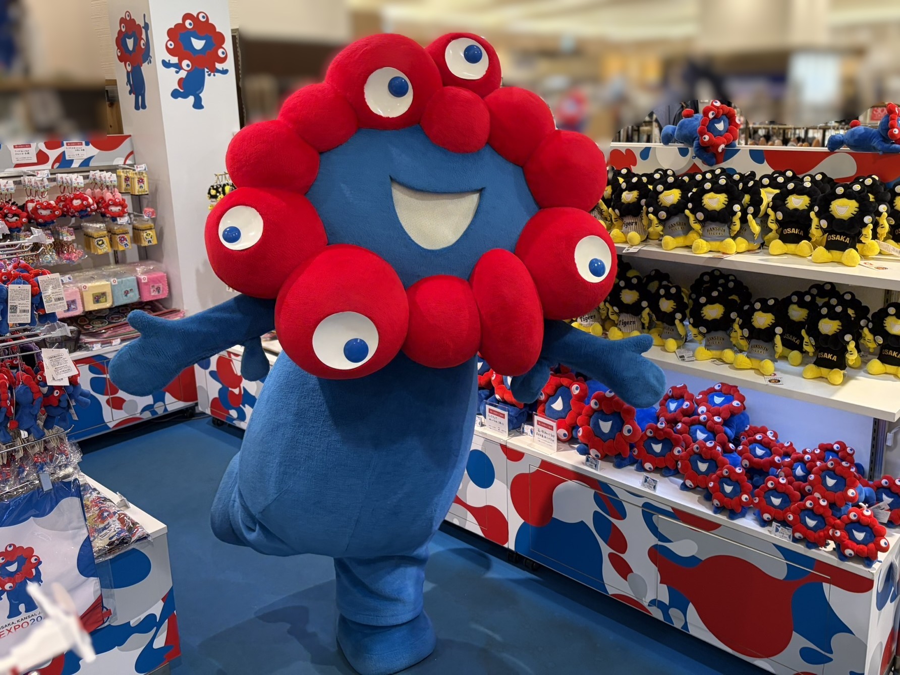 ミャクミャク、阪神タイガースとコラボ！グッズ販売初日、阪神梅田本店