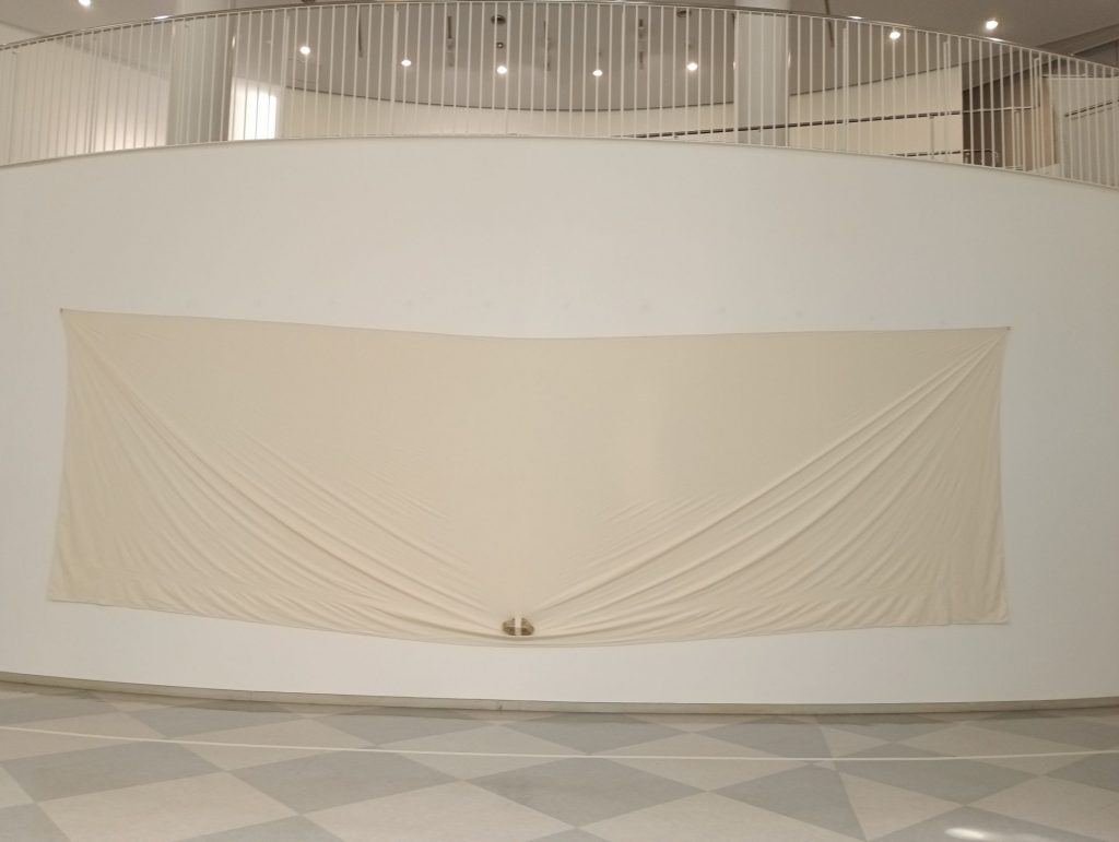 植松奎二『Triangle-Stone/Cloth』2021年　石、綿布　　2021年度寄贈　芦屋市立美術博物館蔵