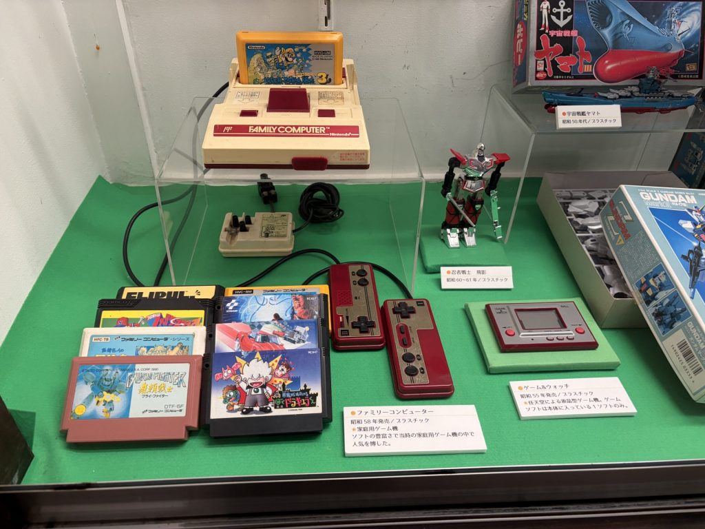 近代玩具の展示には、懐かしのゲームの姿も