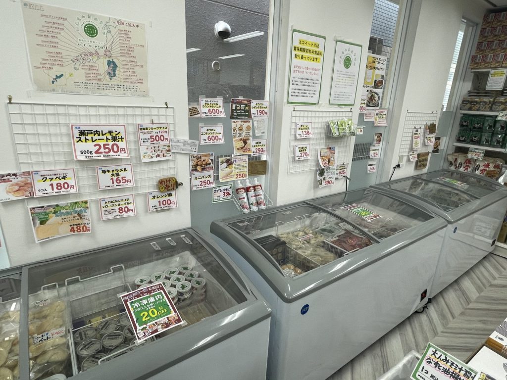 所狭しと商品が並ぶ店内
